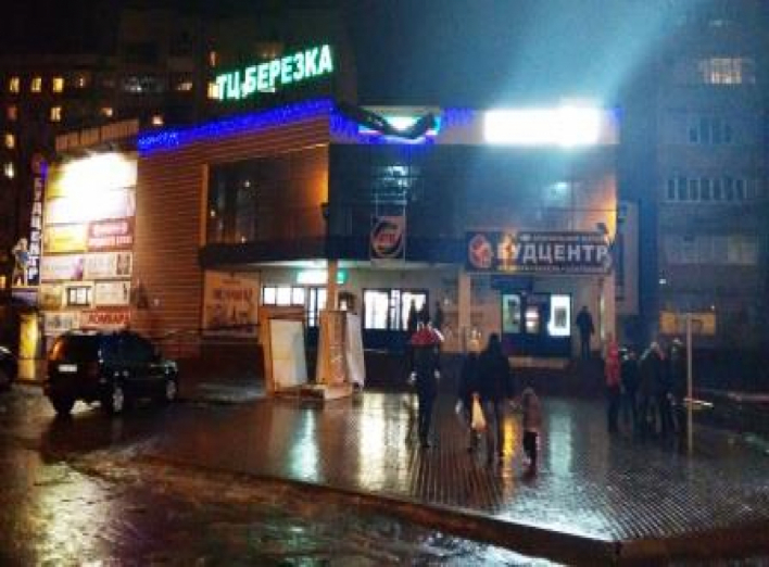 В Сумах на "Берёзке" упал рекламный куб АТБ (Народный фотофакт)